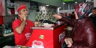 Görme engelli dönerci çalışma azmiyle örnek oluyor