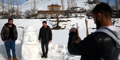 Sanatını karda icra ediyor