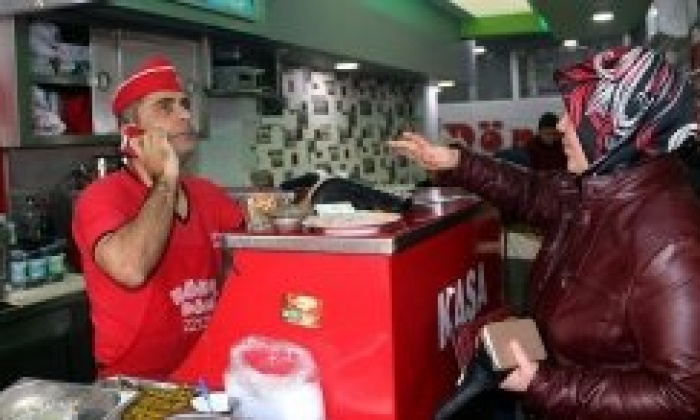 Görme engelli dönerci çalışma azmiyle örnek oluyor