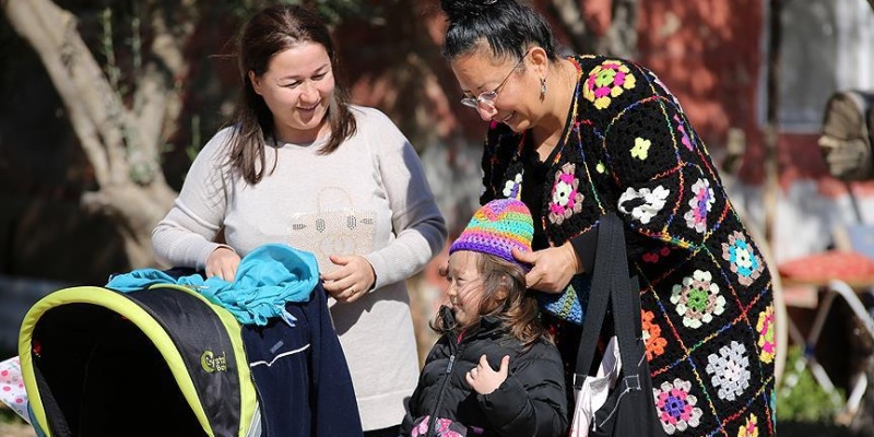 Sokak Sokak Gezip Çocuklara Atkı Ve Bere Hediye Ediyor