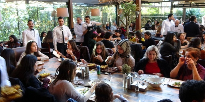 Ünlü Aşçı Nusret Gökçe’den kadınlara jest