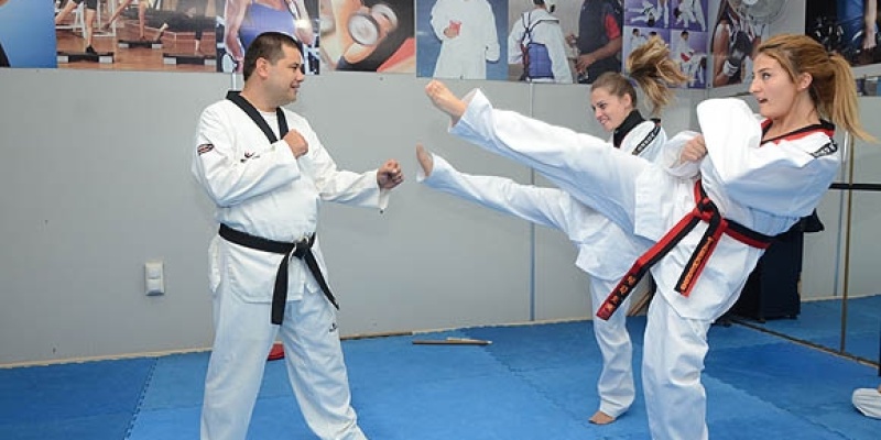 Anneler kızlarıyla birlikte tekvando öğreniyor